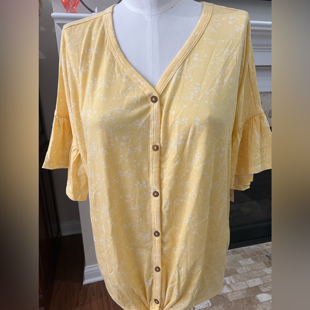 🆕 Maternity tie-hem nursing shirt size large